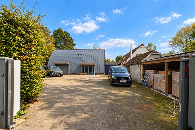 Karaktervolle woning in loftstijl met ruime loods op circa 1117 m² in Assebroek - 2