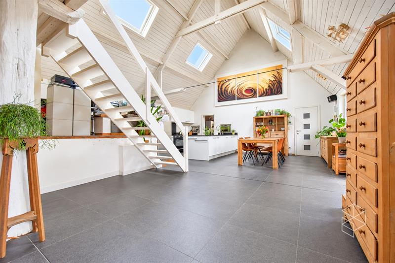 Karaktervolle woning in loftstijl met ruime loods op circa 1117 m² in Assebroek - 15