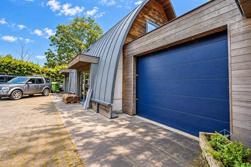 Karaktervolle woning in loftstijl met ruime loods op circa 1117 m² in Assebroek - 5