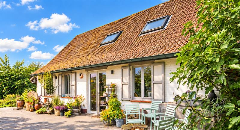 Karaktervolle woning in loftstijl met ruime loods op circa 1117 m² in Assebroek - 4