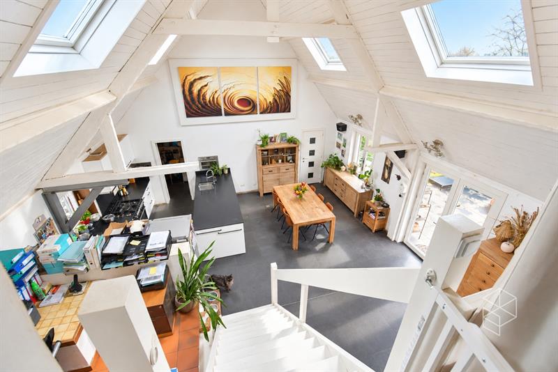 Karaktervolle woning in loftstijl met ruime loods op circa 1117 m² in Assebroek - 18