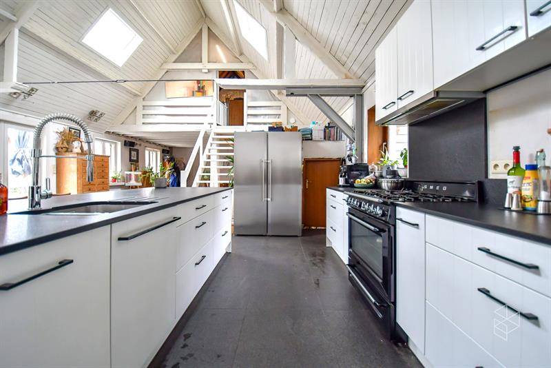 Karaktervolle woning in loftstijl met ruime loods op circa 1117 m² in Assebroek - 16