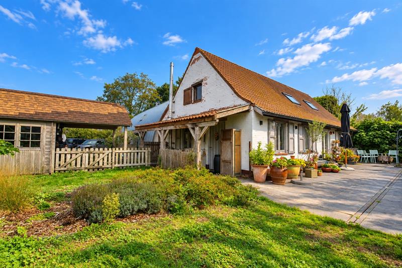 Karaktervolle woning in loftstijl met ruime loods op circa 1117 m² in Assebroek - 11