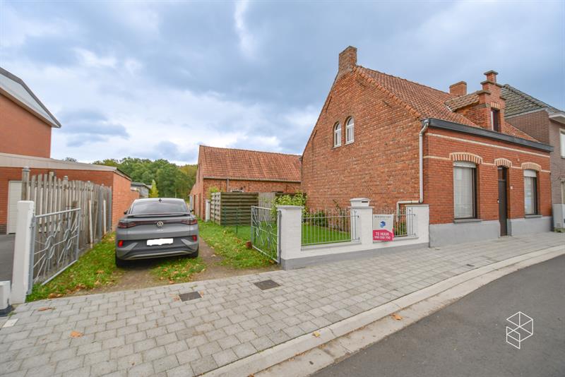 Goed onderhouden woning met 3 slpk, tuin oprit en bijgebouw