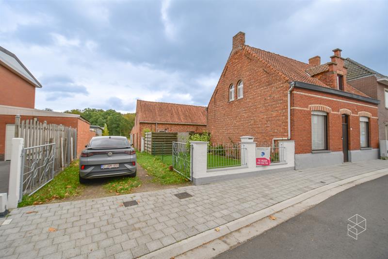 Goed onderhouden woning met 3 slpk, tuin oprit en bijgebouw