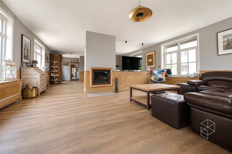 Landhuis met zwembad, bijgebouw en weide op 10 570 m² - 11