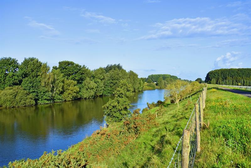Klassevolle villa met bijgebouw op unieke ligging aan het kanaal Gent-Brugge - 3