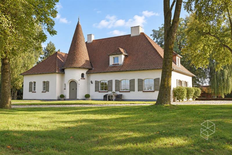 Klassevolle villa met bijgebouw op unieke ligging aan het kanaal Gent-Brugge