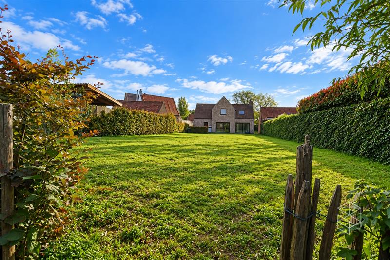 Mooi gelegen vereder af te werken ruime woning met 4 slpk en grote tuin - 2