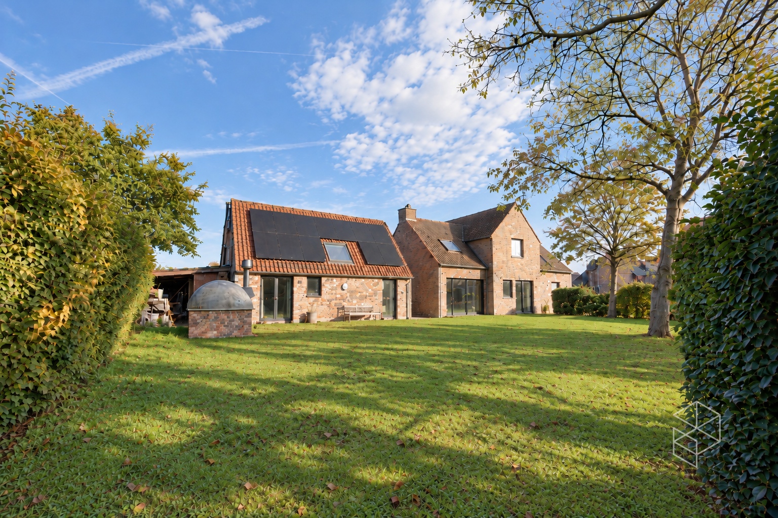 Mooi gelegen vereder af te werken ruime woning met 4 slpk en grote tuin